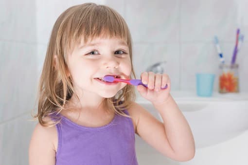 ➡️ niña se cepilla los dientes sola